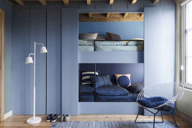 kamar tidur dengan warna cat biru
