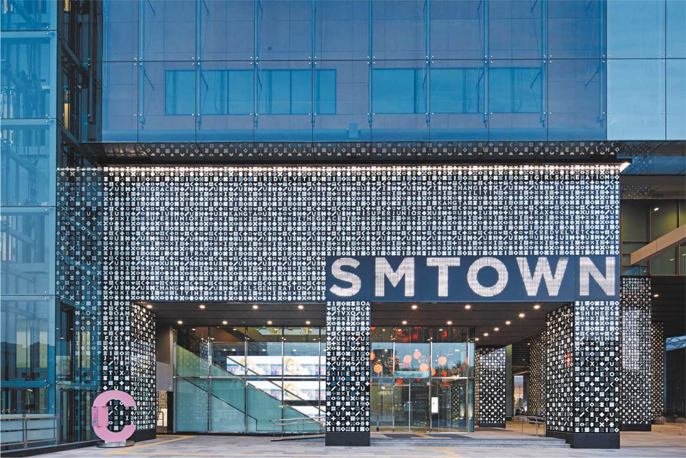 Tampak depan SM Town Coex Artium dari sisi jalan