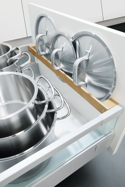 panci dan tutup panci disusun di laci