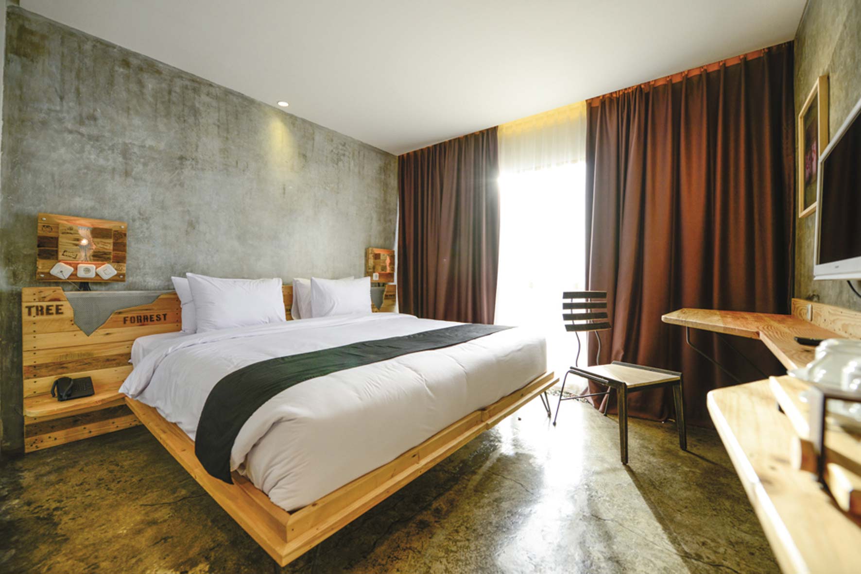 kamar Greenhost Boutique Hotel dengan material bekas