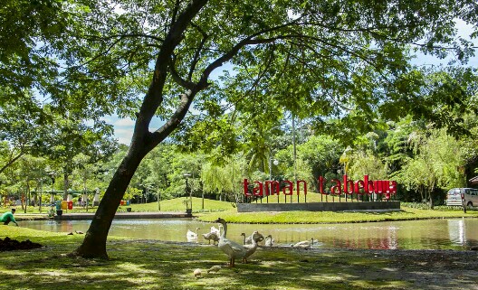 danau di taman tabebuya