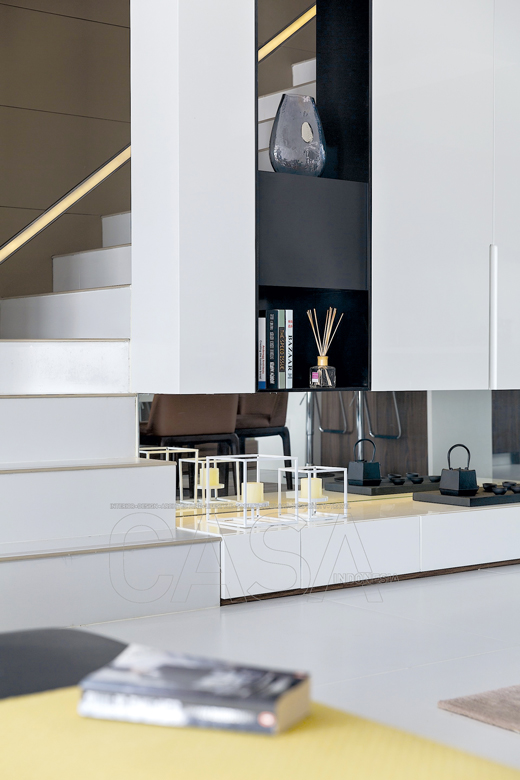 Rak Pajangan untuk Desain Lemari Bawah Tangga