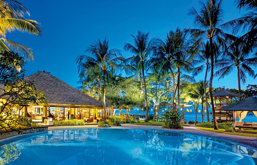 Restoran Arwana di tepi swimming pool yang luas