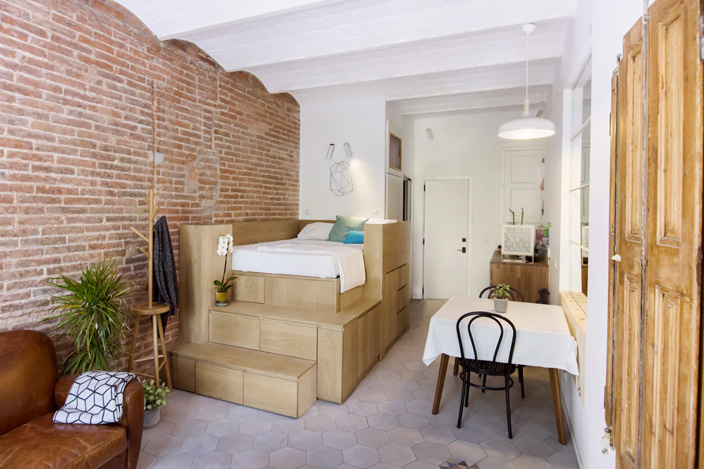 desain kamar tidur mungil Barcelona Apartment warna putih dan bata