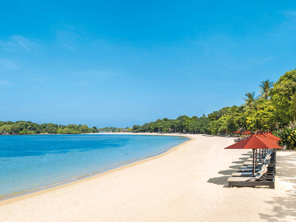 Birunya Pantai Nusa Dua dan KulKul Bar