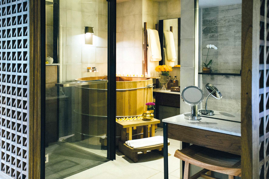 kamar mandi bisma eight dengan wooden barrel bath tub