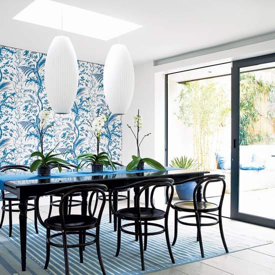 ruang makan bernuansa biru