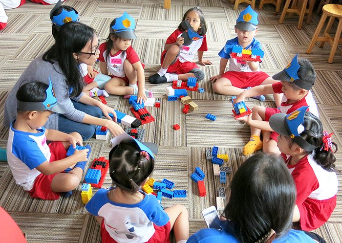 anak anak bermain lego di Bricks4Kidz, Kemang