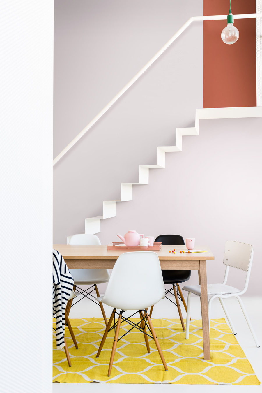 ruang makan warna cat chopper dan ungu muda