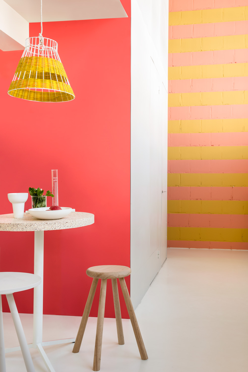 ruang makan warna cat pink dan kuning