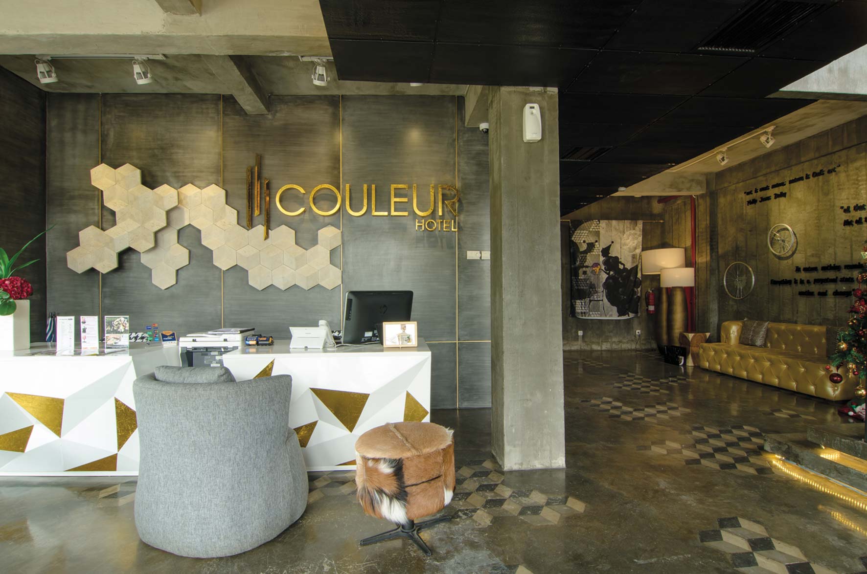 lobby Couleur Hotel dengan desain arsitektur unik