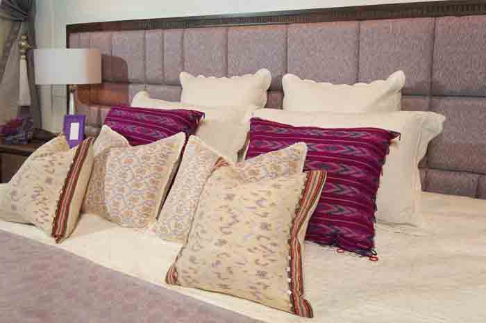 Bantal dengan sarung bercorak yang dipadu