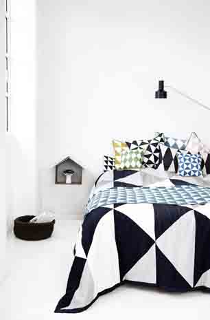 Bed cover dengan corak geometrik