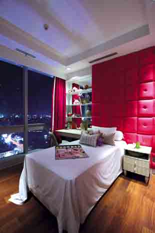 Penggunaan warna yang bold untuk dekorasi kamar