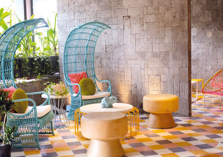 lobby Hotel Tijili furnitur warna warni