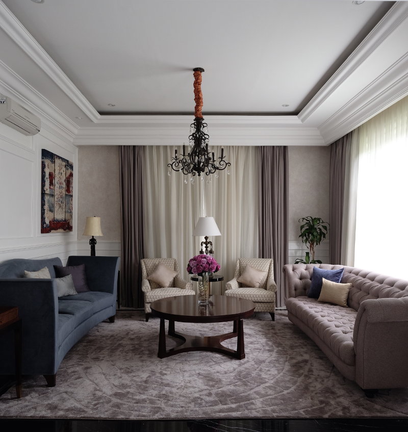 tanaman berdaun lebar di sudut ruang tamu