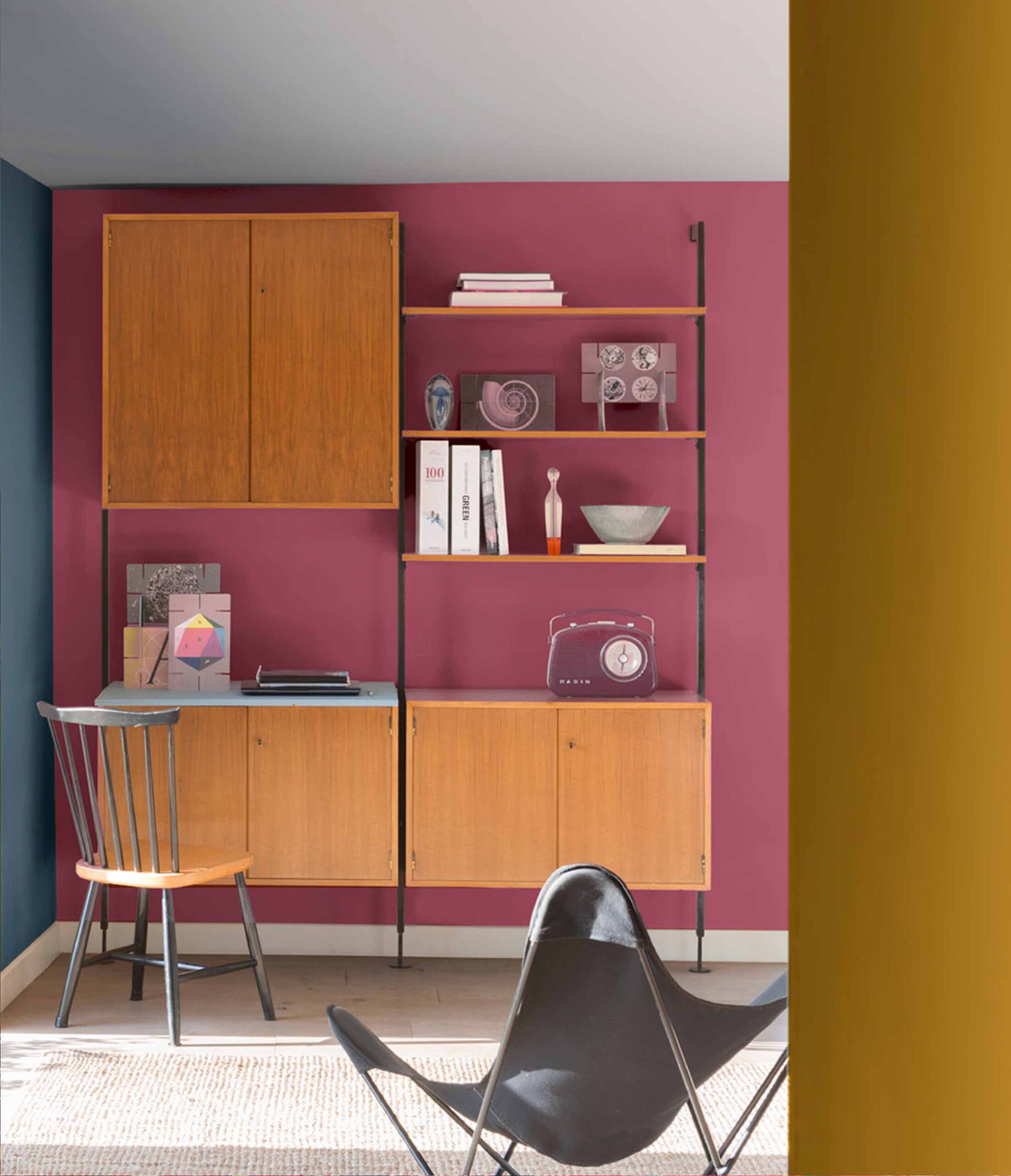 ruang kerja nuansa hijau dan pink