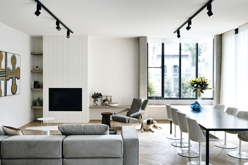 ruang tamu dengan Rak dinding minimalis