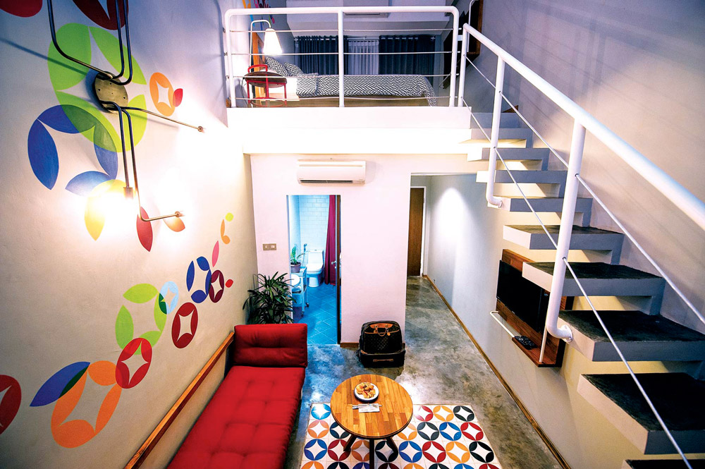 lobby Hotel Lokal desain jadul dan mural warna warni