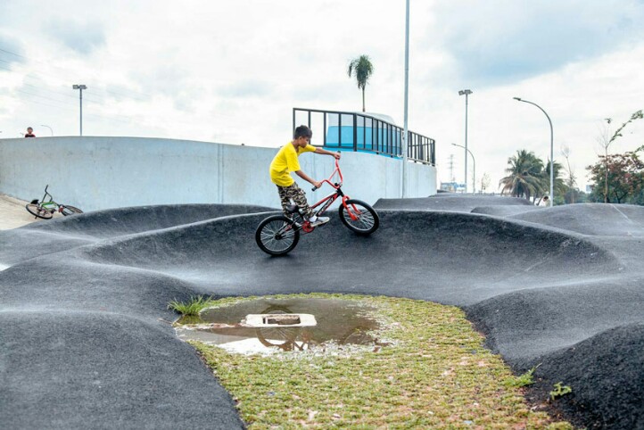 anak bermain sepeda di taman kalijodo
