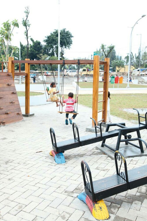 anak bermain ayunan di taman kalijodo