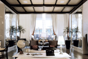 Interior Hotel Ini Dipenuhi Karya Seni Layaknya Museum