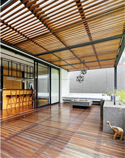 atap teras rumah dari kayu