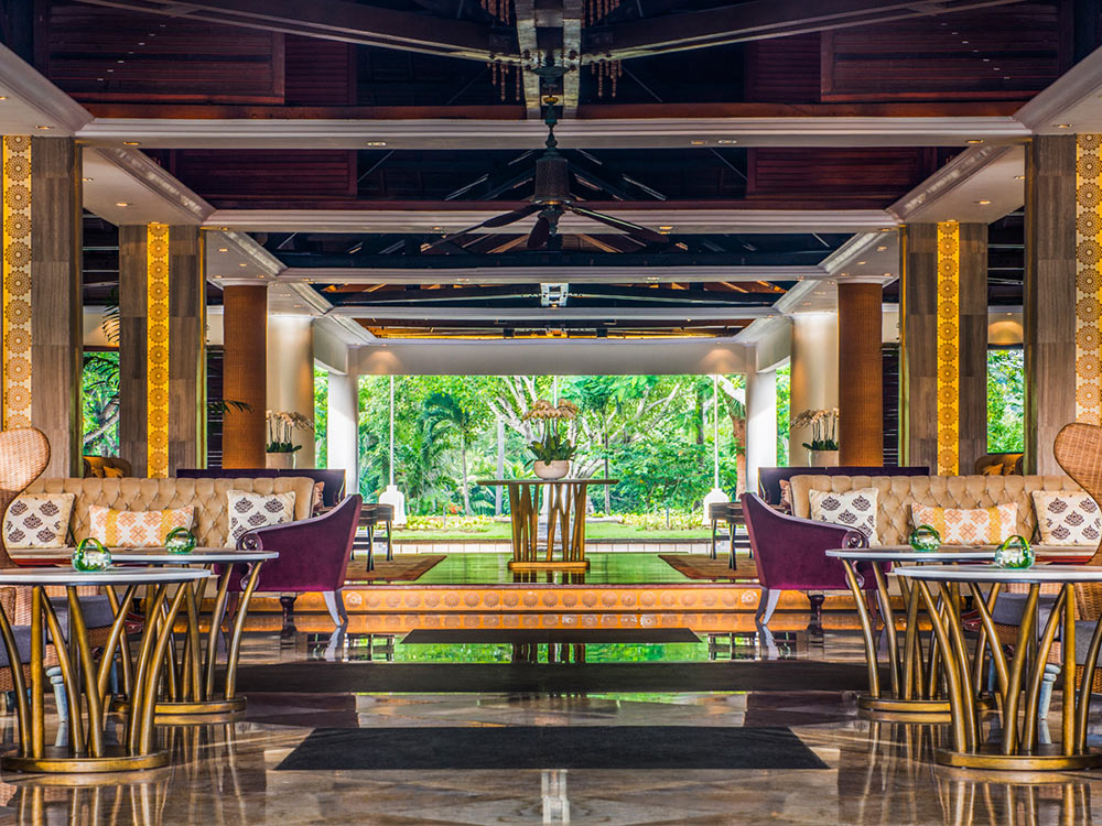 Are lobby resor yang bergaya Bali kontemporer
