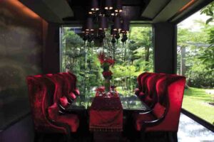 Menata Meja Makan Dengan Sentuhan Warna Merah