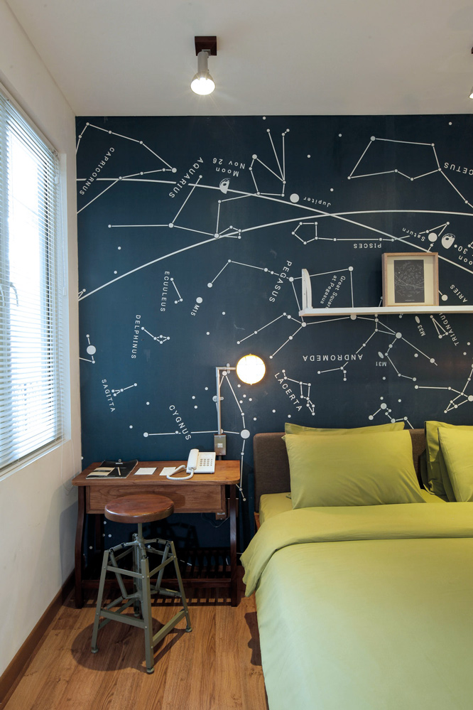 kamar what a wonderful world Oliver's Hostelry dinding mural