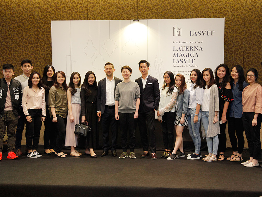 Sesi foto bersama dengan peserta dari kalangan mahasiswa.