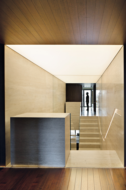 cermin di lorong kamar