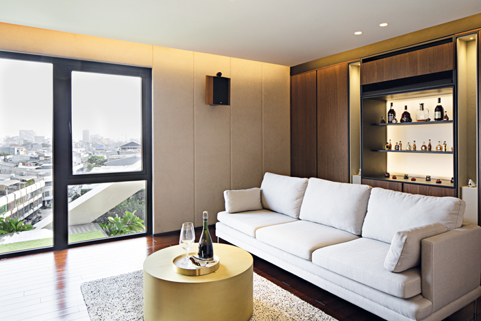 ruang keluarga dengan sofa