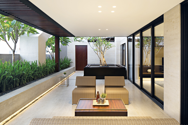 ruang santai dengan pintu kaca