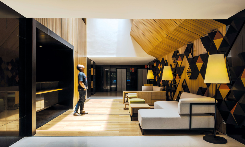 lobby Hotel Namin dengan desain kayu