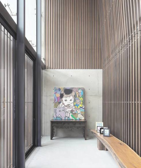 lukisan art piece di hall rumah