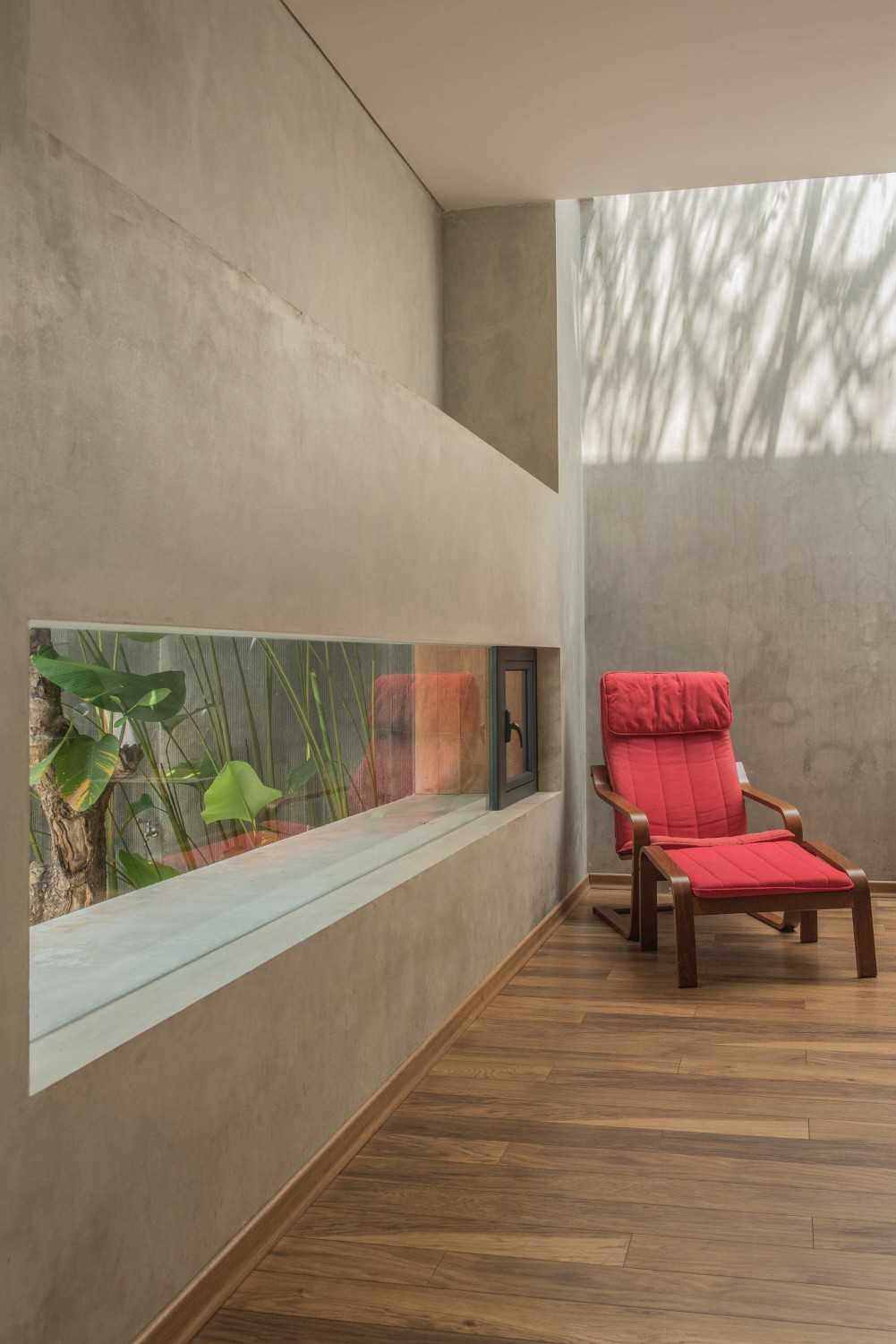 kursi high back rest di sudut ruangan