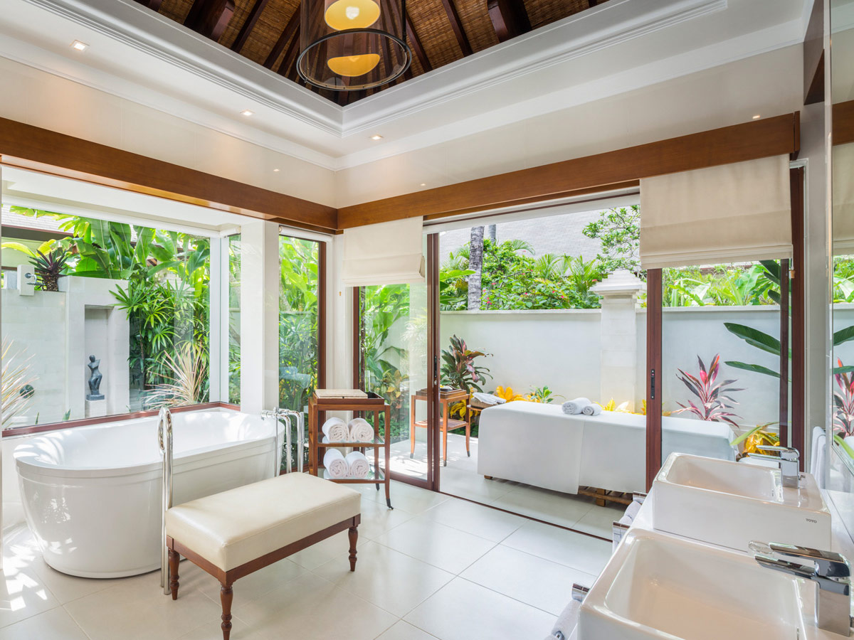 Nuansa alam mendominasi area bathroom pada Pool Villas