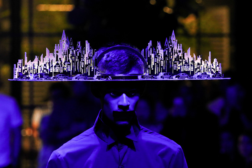 Rinaldy Yunardi Menciptakan Headpieces dari HPL Tiero