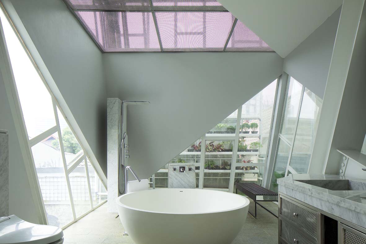 kamar mandi minimalis karya Budi Pradono