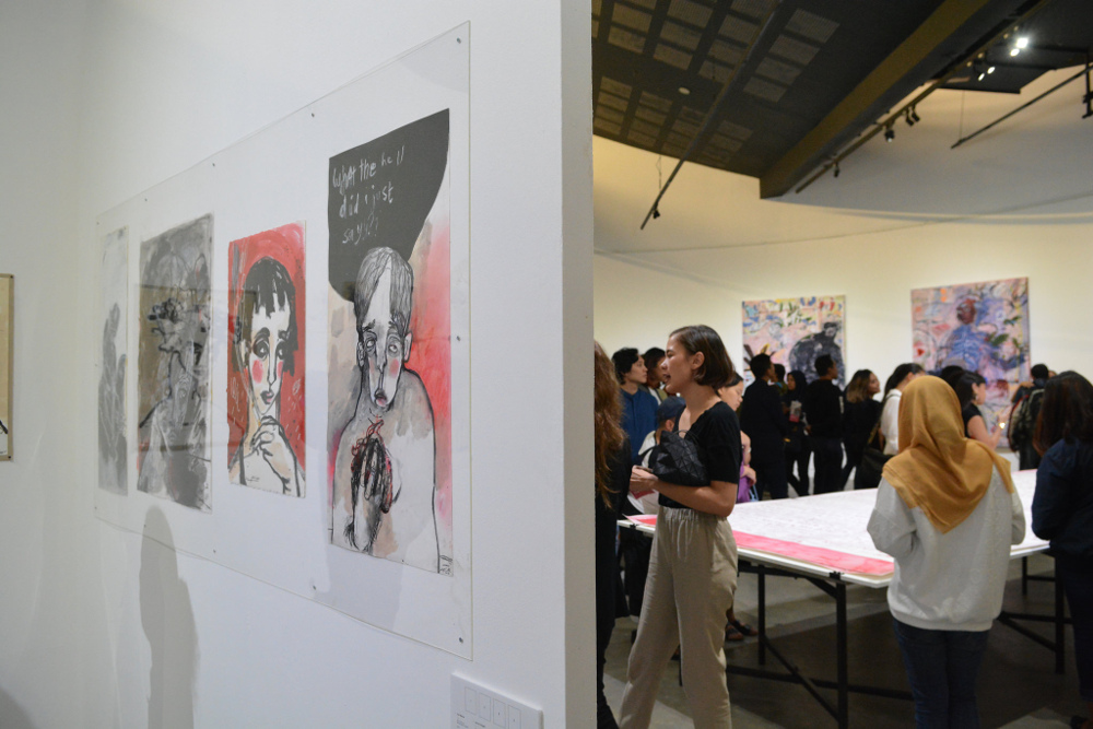 Pengunjung memenuhi pembukaan pameran Grotesk