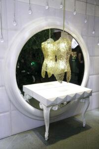 SELENDANG DAN KEBAYA KRISTAL