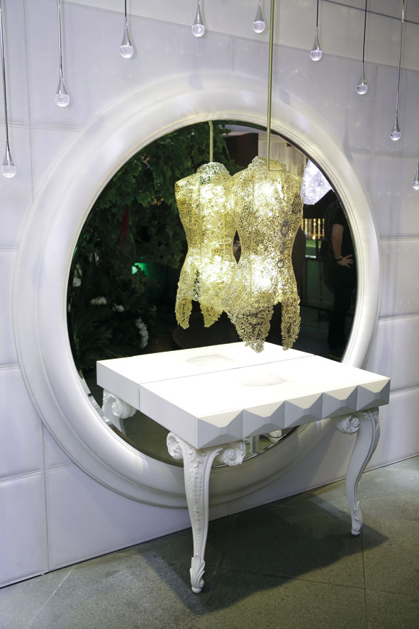 SELENDANG DAN KEBAYA KRISTAL