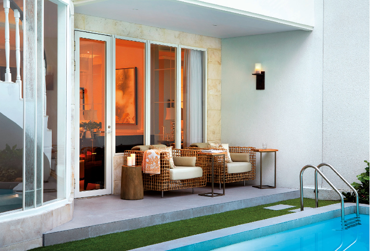 Teras minimalis dekat Kolam Renang