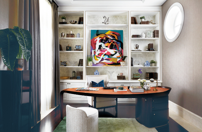 ruang kerja dengan lukisan