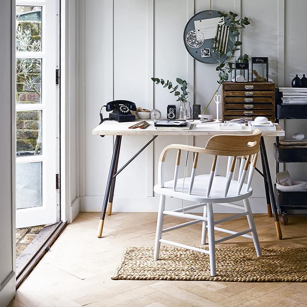 ruang kerja yang berdekatan dengan balkon