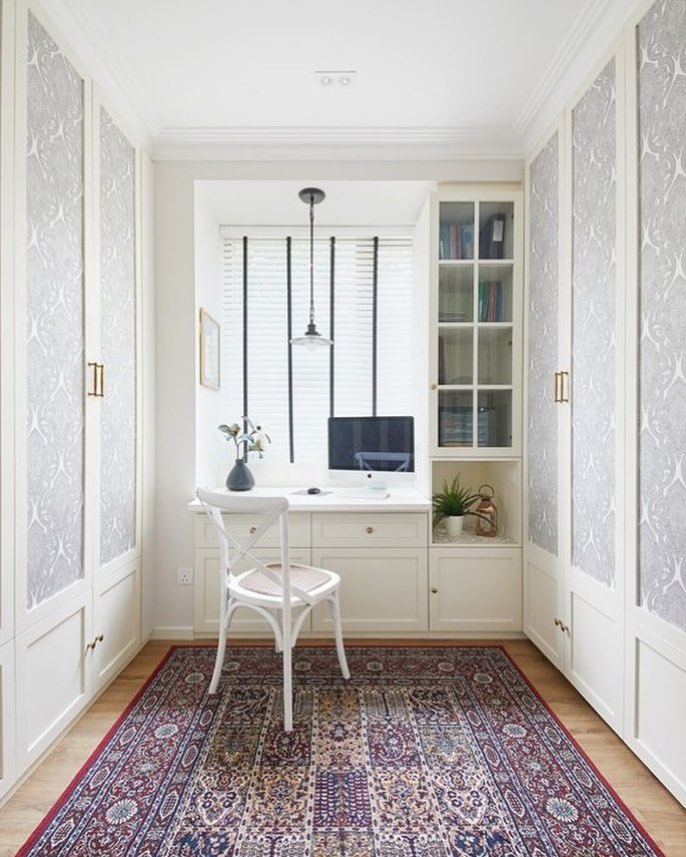 Ruang kerja dengan walk-in closet