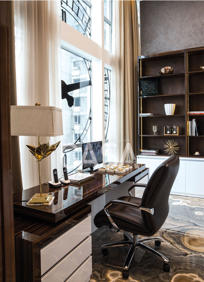 Meja kerja menghadap ke arah jendela