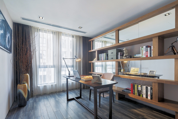 Pintu lemari kaca untuk permainan ilusi pada ruang kerja kecil agar terasa luas