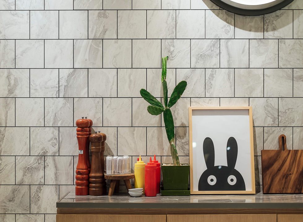 Pajangan di Devon Cafe / Manual